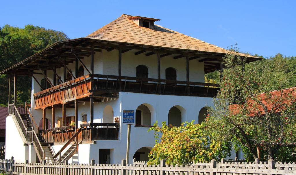 فندق Casa Cartianu Târgu Jiu المظهر الخارجي الصورة